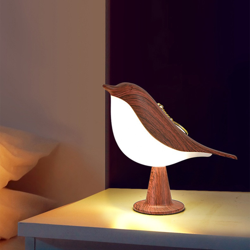Genopladelig fugleformet natlampe i Ahorn, marmor eller rød med LED belysning, perfekt til stilfuld boligindretning.