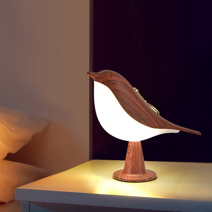Genopladelig fugleformet natlampe i Ahorn, marmor eller rød med LED belysning, perfekt til stilfuld boligindretning.