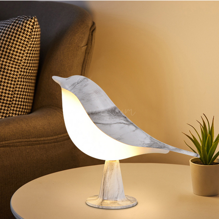 Genopladelig fugleformet natlampe i Ahorn, marmor eller rød med LED belysning, perfekt til stilfuld boligindretning.