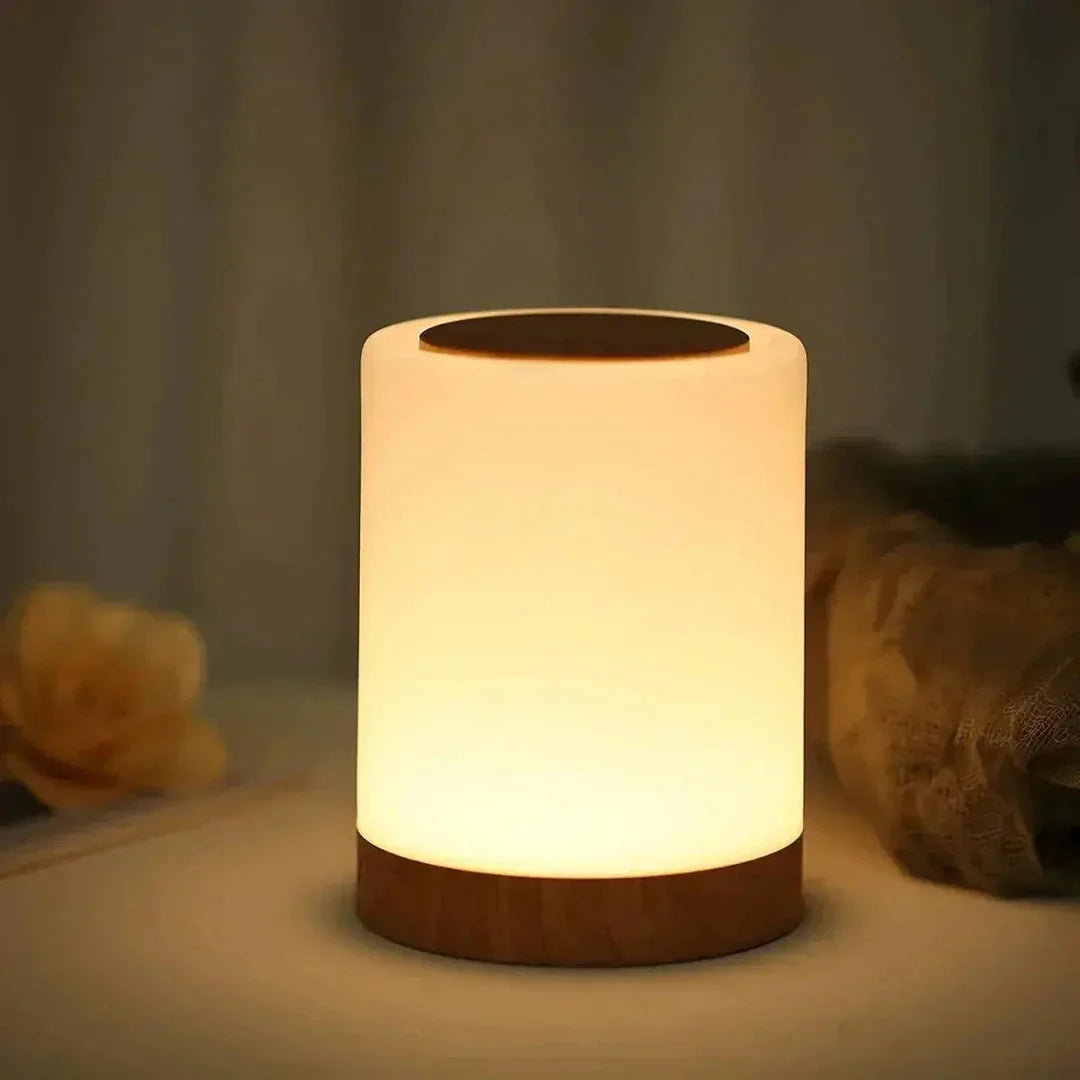 "Genopladelig touch-kontrolleret bordlampe med moderne design, skiftende lysfarver og kompakt bærbarhed."