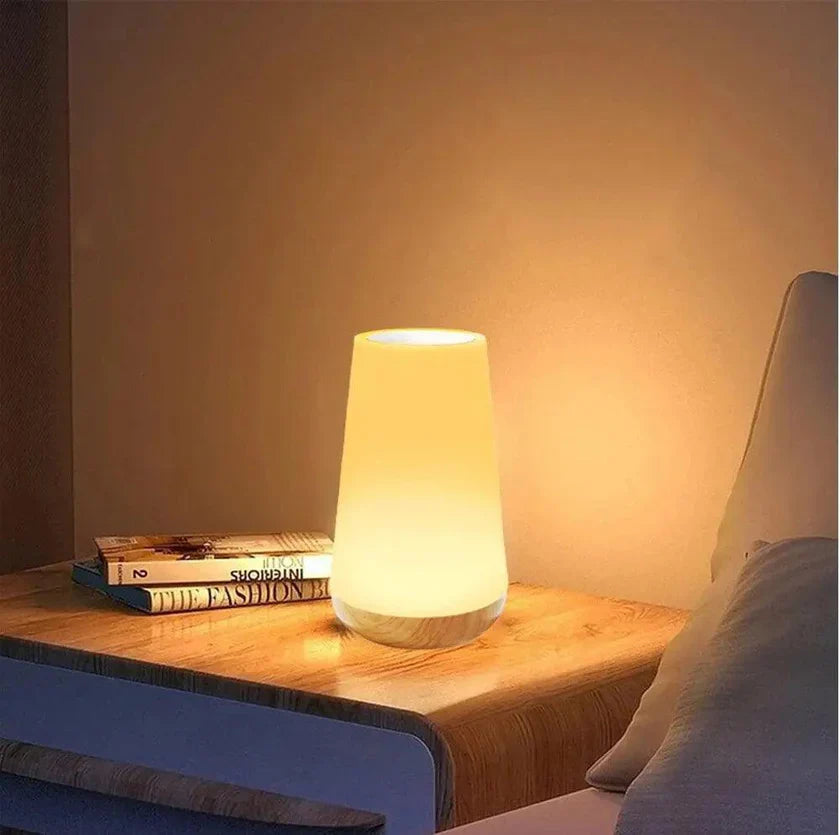 "Genopladelig touch-kontrolleret bordlampe med moderne design, skiftende lysfarver og kompakt bærbarhed."