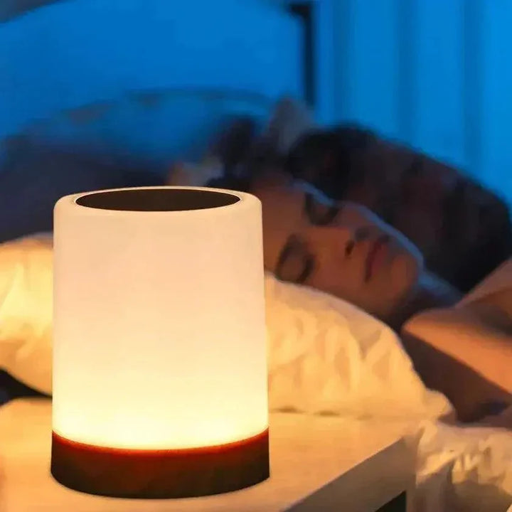 "Genopladelig touch-kontrolleret bordlampe med moderne design, skiftende lysfarver og kompakt bærbarhed."