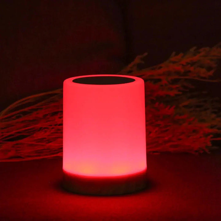 "Genopladelig touch-kontrolleret bordlampe med moderne design, skiftende lysfarver og kompakt bærbarhed."