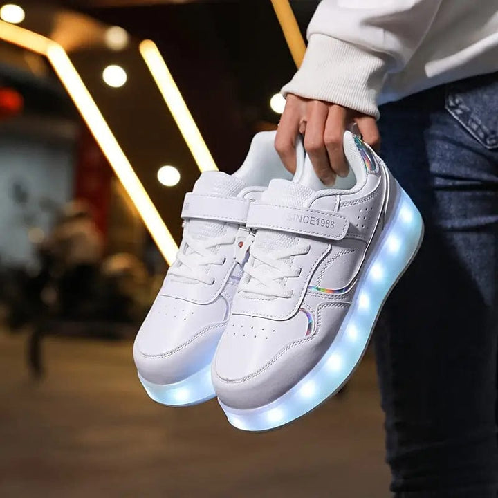 "GlowRush LED rullesko til børn med indtrækkelige hjul; farverige sneakers med skinnende lys til fart og sjov."