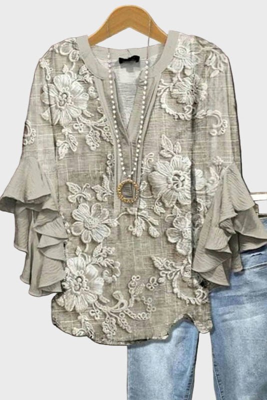 Grå dame blondebluse med romantiske flæseærmer. Feminin, elegant bluse i løs pasform, perfekt til hverdag eller fest.