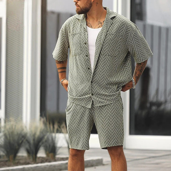 Grågrønt herresæt med kortærmet skjorte og lette shorts. Komfortabelt todelt sommersæt til mænd.