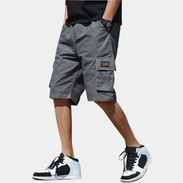 Grå herre cargo shorts med mange lommer. Perfekte til sommer, by og natur. Trendy med afslappet stil.