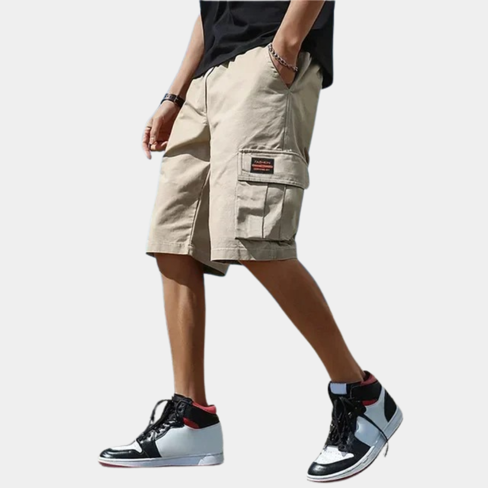 Grå herre cargo shorts med mange lommer. Perfekte til sommer, by og natur. Trendy med afslappet stil.
