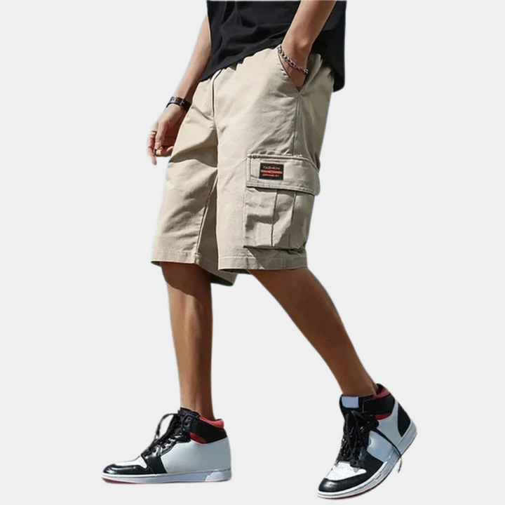 Grå herre cargo shorts med mange lommer. Perfekte til sommer, by og natur. Trendy med afslappet stil.