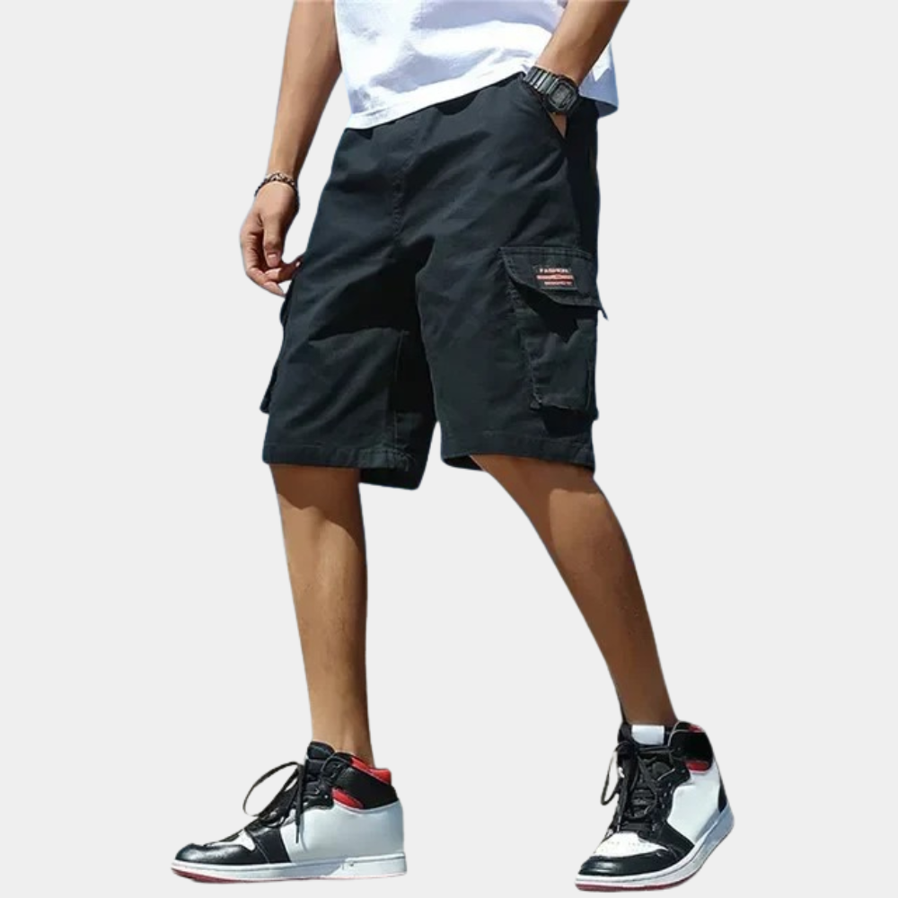 Grå herre cargo shorts med mange lommer. Perfekte til sommer, by og natur. Trendy med afslappet stil.