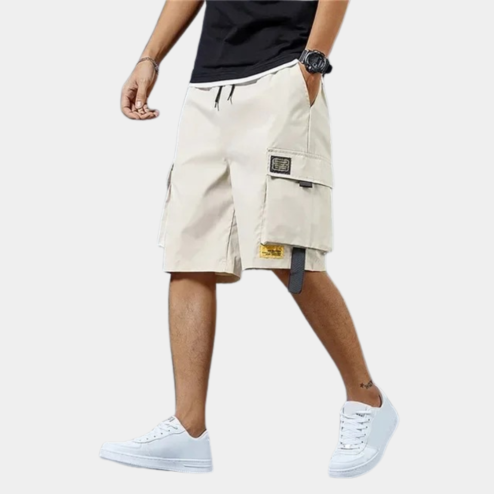 Grå herre cargo shorts med mange lommer. Perfekte til sommer, by og natur. Trendy med afslappet stil.