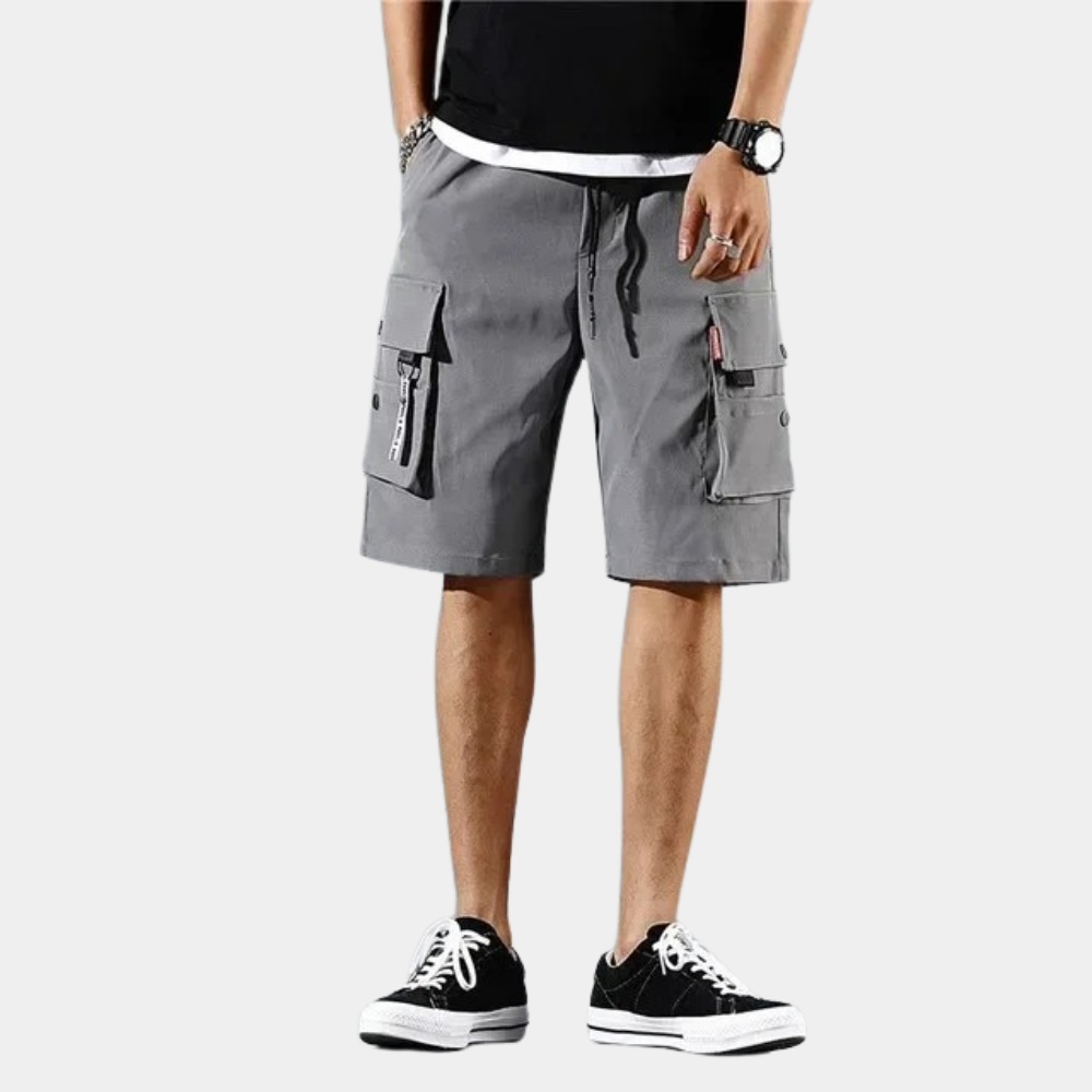 Grå herre cargo shorts med mange lommer. Perfekte til sommer, by og natur. Trendy med afslappet stil.