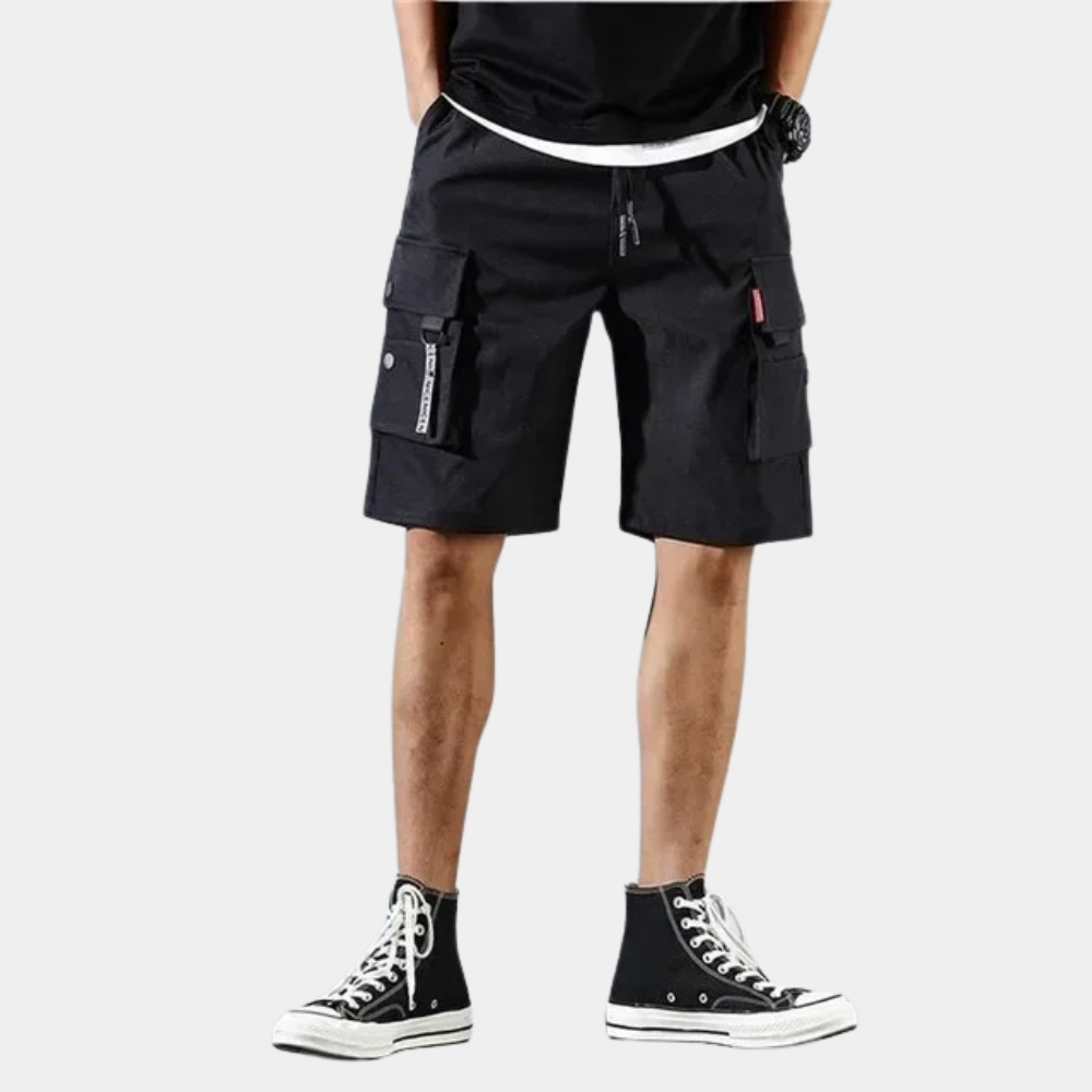 Grå herre cargo shorts med mange lommer. Perfekte til sommer, by og natur. Trendy med afslappet stil.