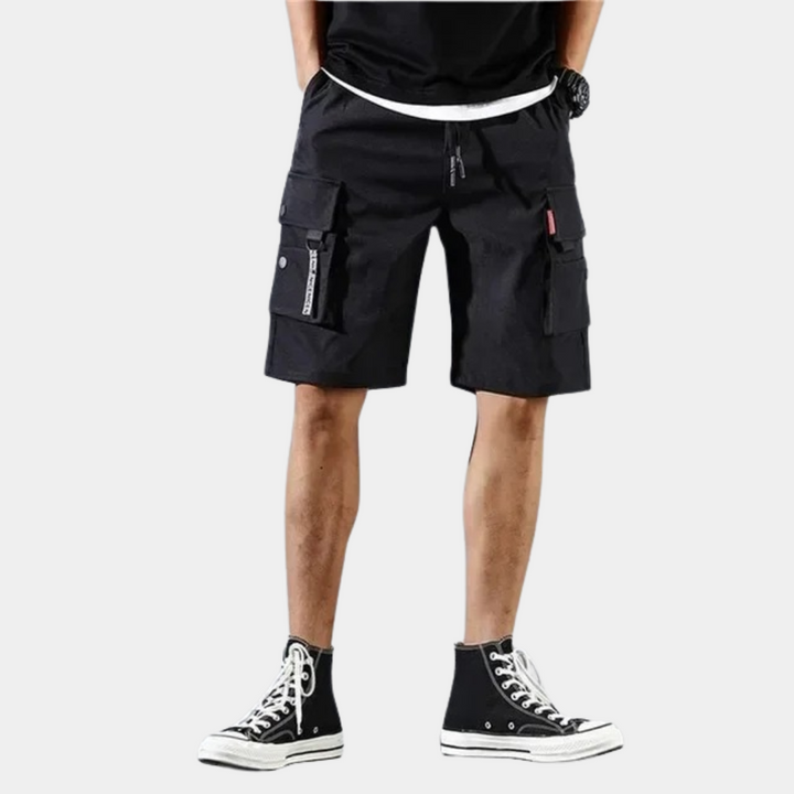 Grå herre cargo shorts med mange lommer. Perfekte til sommer, by og natur. Trendy med afslappet stil.