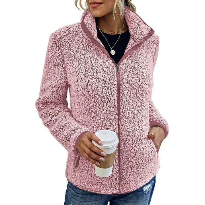 Grøn kvinders vinterfleecejakke i blød fleece, ideel til udendørsaktiviteter, kombinerer varme med moderne stil.