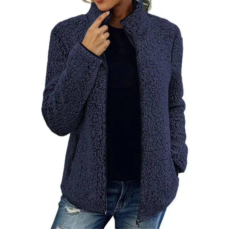 Grøn kvinders vinterfleecejakke i blød fleece, ideel til udendørsaktiviteter, kombinerer varme med moderne stil.