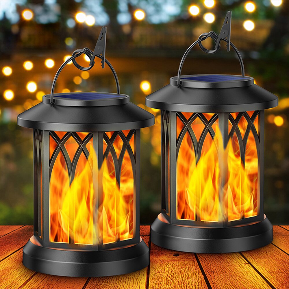 Hængende solcellelanterne med realistisk flamme, elegant design, oplader i sollys, til have eller terrasse.