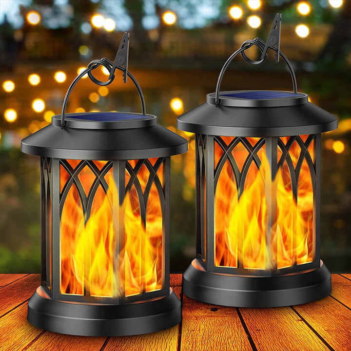 Hængende solcellelanterne med realistisk flamme, elegant design, oplader i sollys, til have eller terrasse.