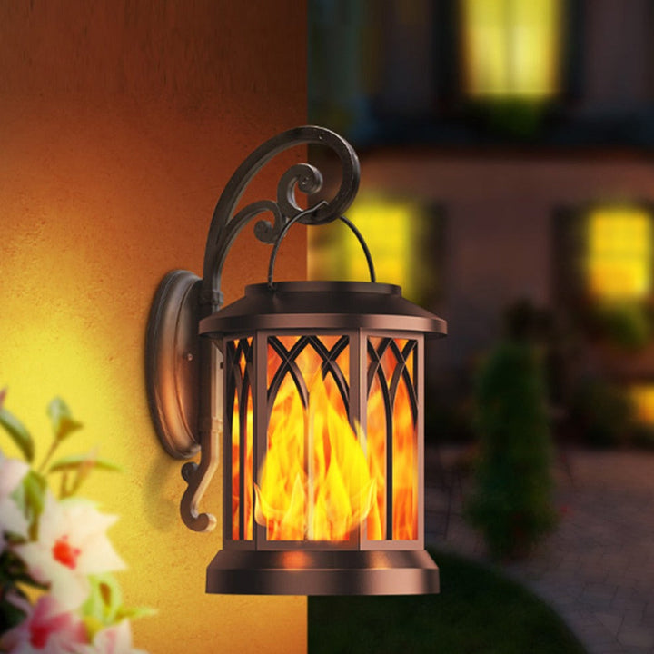 Hængende solcellelanterne med realistisk flamme, elegant design, oplader i sollys, til have eller terrasse.