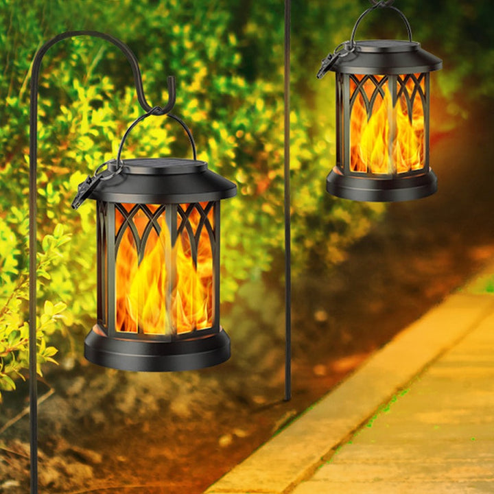 Hængende solcellelanterne med realistisk flamme, elegant design, oplader i sollys, til have eller terrasse.