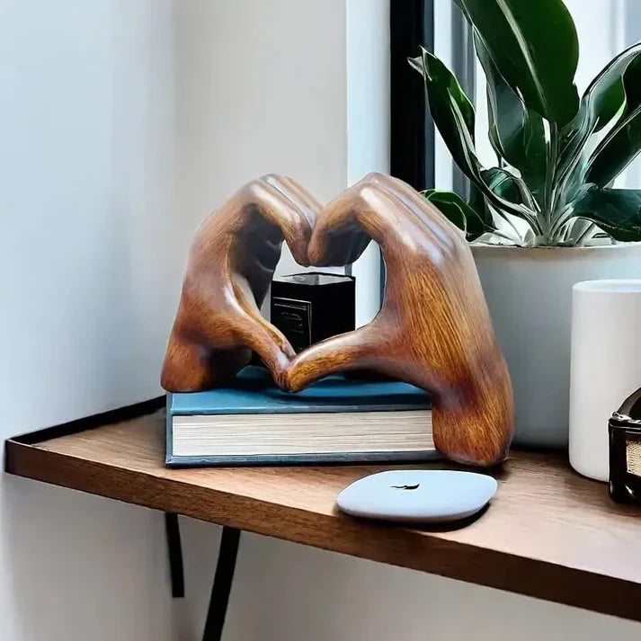 "Håndlavet hjerteformet ornament i træ med elegant årefinish, symboliserer kærlighed og tilføjer moderne elegance til hjemmet