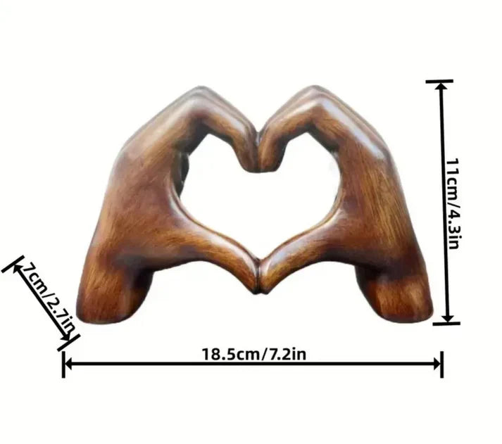 "Håndlavet hjerteformet ornament i træ med elegant årefinish, symboliserer kærlighed og tilføjer moderne elegance til hjemmet