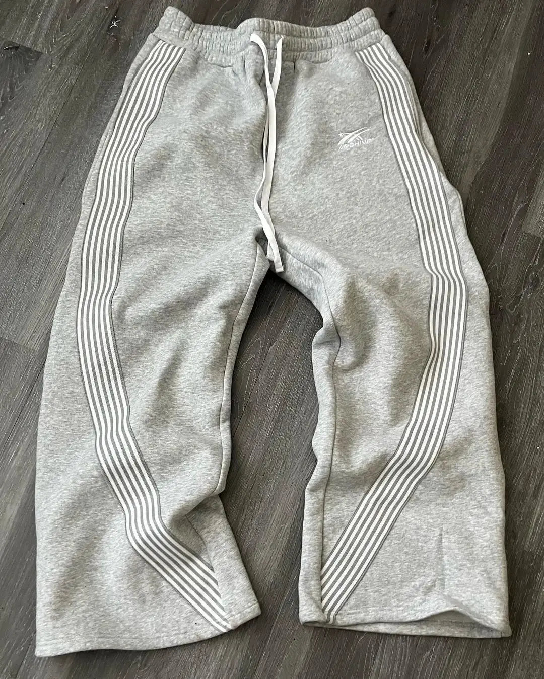 "Herre joggingbukser med retro striber, løs pasform, komfortabelt og åndbart design til sport og afslapning."