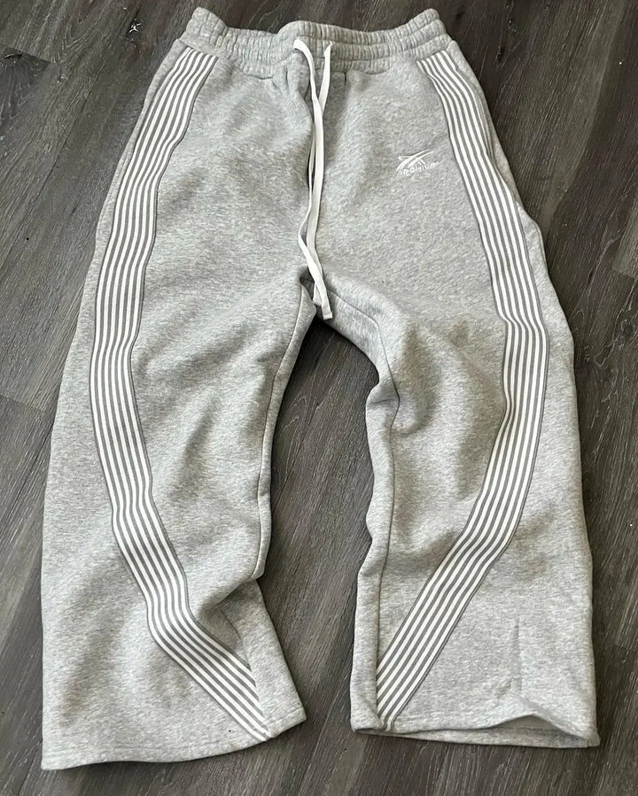 "Herre joggingbukser med retro striber, løs pasform, komfortabelt og åndbart design til sport og afslapning."