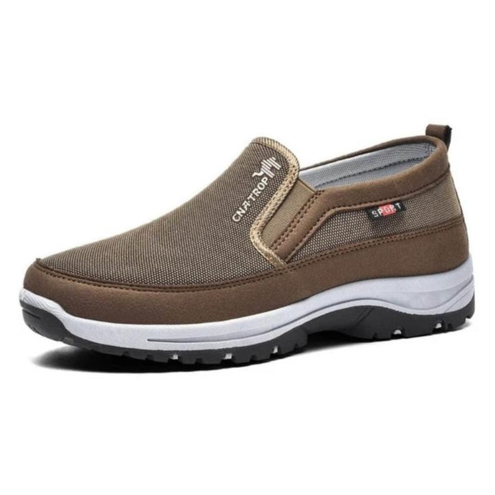 "Herre slip-on sko i åndbart tekstil, beige farve, med skridsikker gummisål for alsidig komfort og stil."