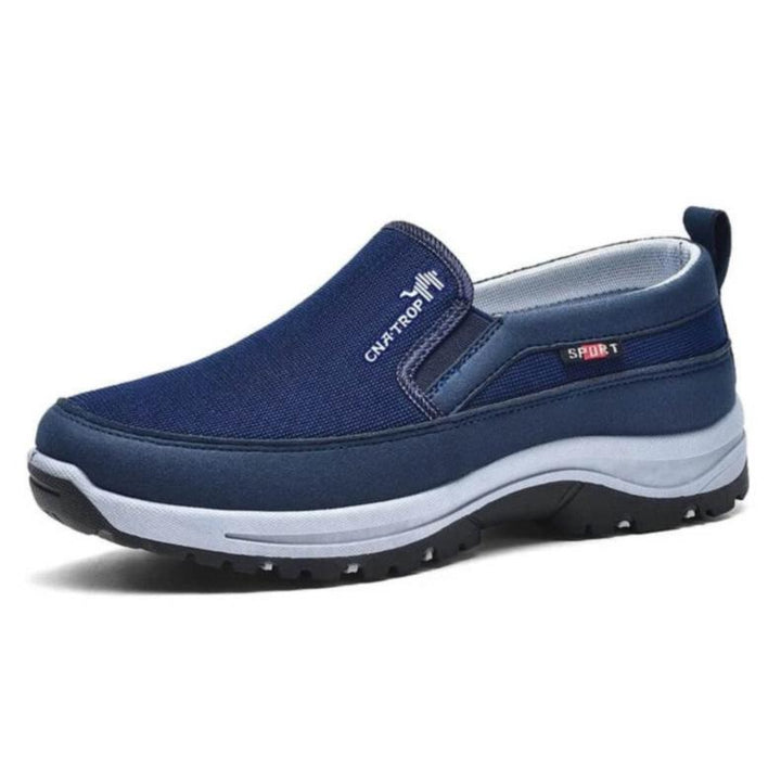 "Herre slip-on sko i åndbart tekstil, beige farve, med skridsikker gummisål for alsidig komfort og stil."