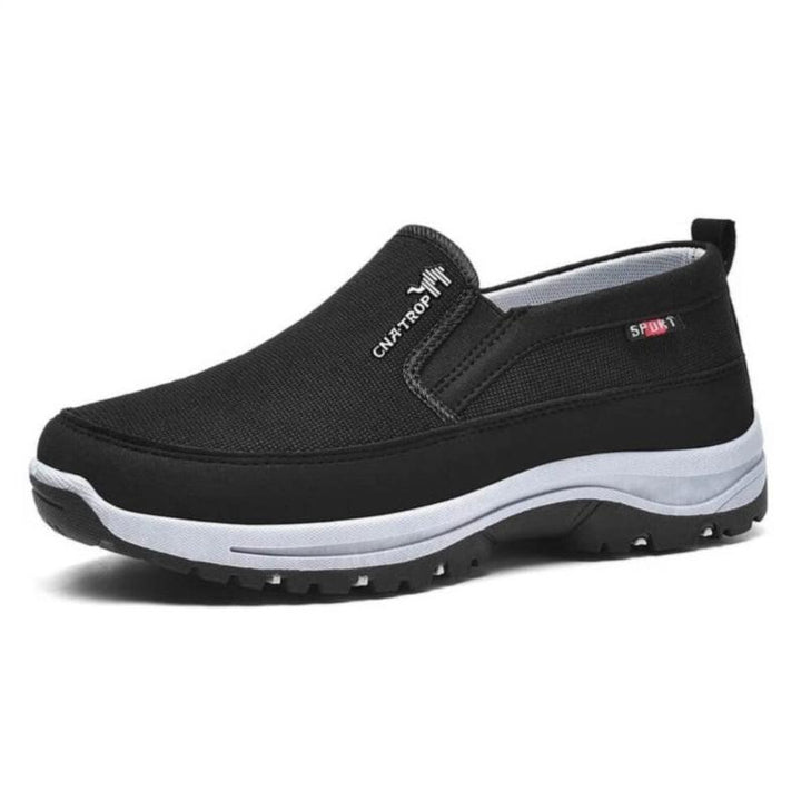 "Herre slip-on sko i åndbart tekstil, beige farve, med skridsikker gummisål for alsidig komfort og stil."