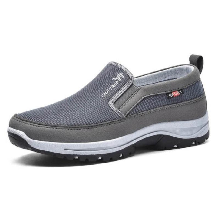 "Herre slip-on sko i åndbart tekstil, beige farve, med skridsikker gummisål for alsidig komfort og stil."