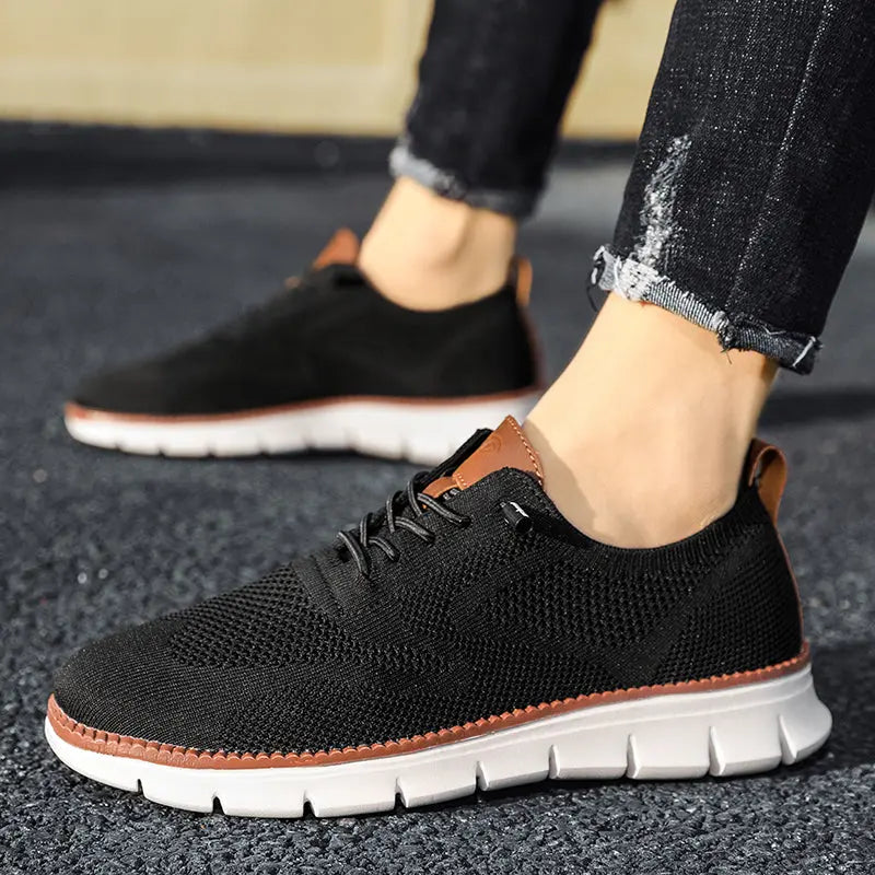 Herresneakers i åndbart strik med letvægts gummisål, snørelukning og stilrent design, perfekte til hverdagsbrug.