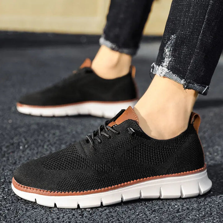 Herresneakers i åndbart strik med letvægts gummisål, snørelukning og stilrent design, perfekte til hverdagsbrug.
