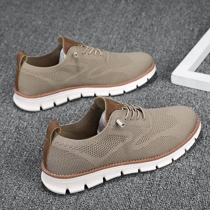 Herresneakers i åndbart strik med letvægts gummisål, snørelukning og stilrent design, perfekte til hverdagsbrug.