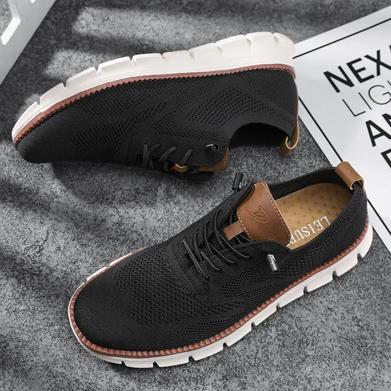 Herresneakers i åndbart strik med letvægts gummisål, snørelukning og stilrent design, perfekte til hverdagsbrug.