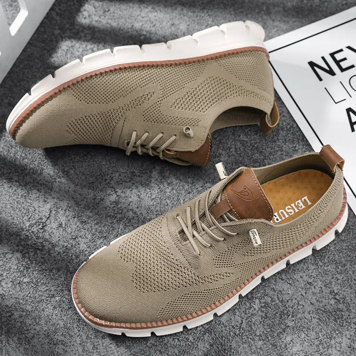 Herresneakers i åndbart strik med letvægts gummisål, snørelukning og stilrent design, perfekte til hverdagsbrug.