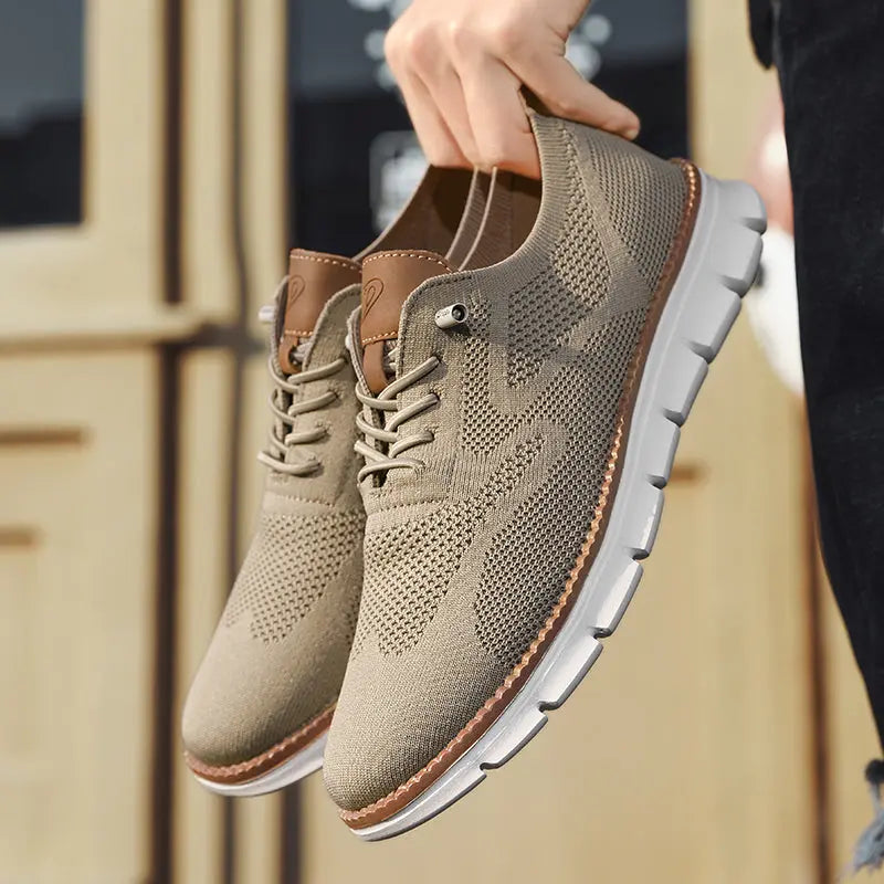 Herresneakers i åndbart strik med letvægts gummisål, snørelukning og stilrent design, perfekte til hverdagsbrug.