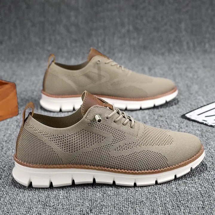 Herresneakers i åndbart strik med letvægts gummisål, snørelukning og stilrent design, perfekte til hverdagsbrug.