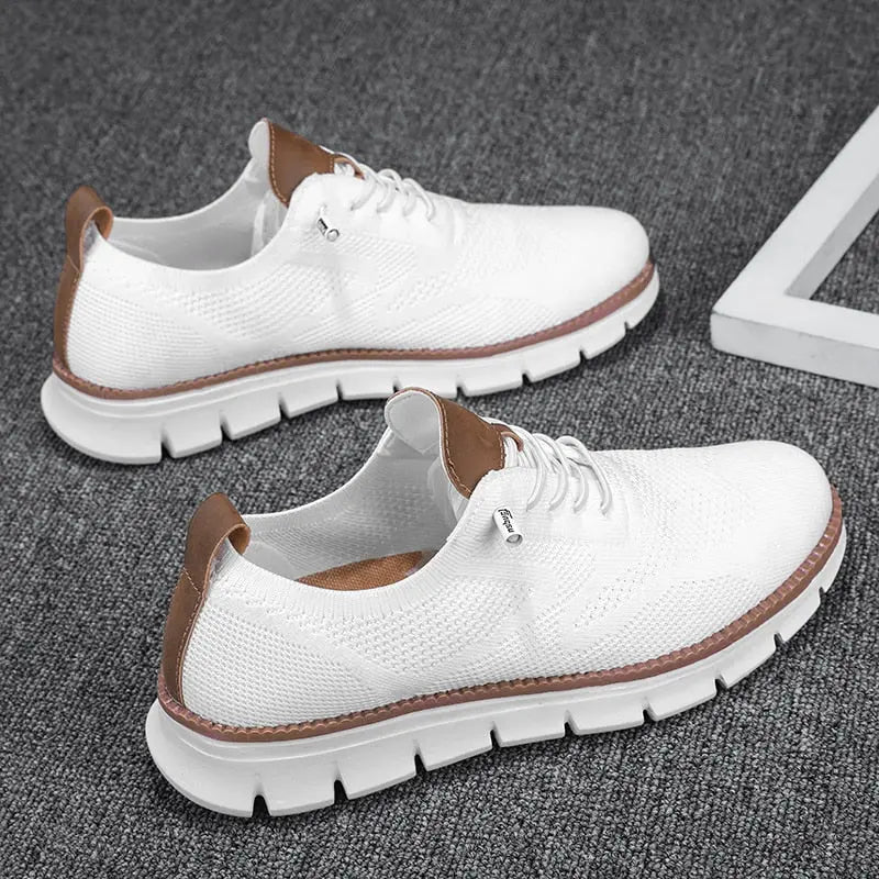 Herresneakers i åndbart strik med letvægts gummisål, snørelukning og stilrent design, perfekte til hverdagsbrug.