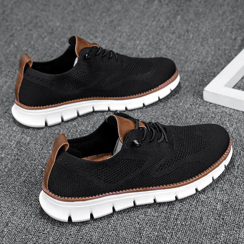 Herresneakers i åndbart strik med letvægts gummisål, snørelukning og stilrent design, perfekte til hverdagsbrug.