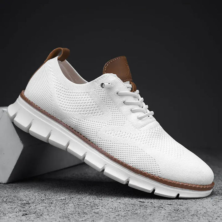 Herresneakers i åndbart strik med letvægts gummisål, snørelukning og stilrent design, perfekte til hverdagsbrug.