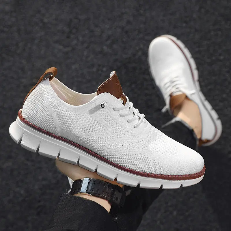 Herresneakers i åndbart strik med letvægts gummisål, snørelukning og stilrent design, perfekte til hverdagsbrug.