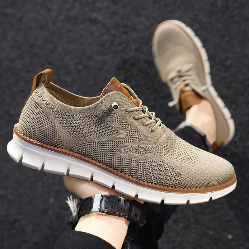Herresneakers i åndbart strik med letvægts gummisål, snørelukning og stilrent design, perfekte til hverdagsbrug.