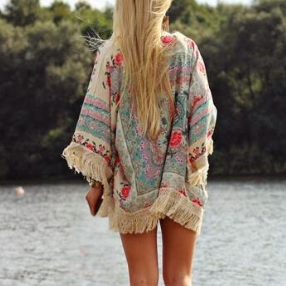 Hvid dame cardigan med boheme blomsterdesign, løs pasform. Ideel til stilfulde vinterdage.