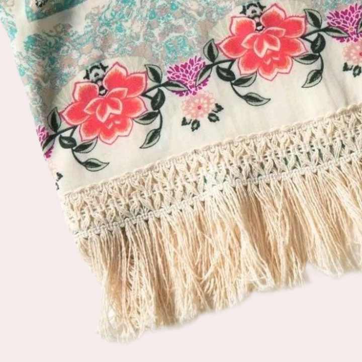Hvid dame cardigan med boheme blomsterdesign, løs pasform. Ideel til stilfulde vinterdage.