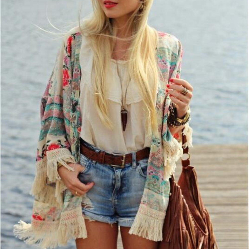 Hvid dame cardigan med boheme blomsterdesign, løs pasform. Ideel til stilfulde vinterdage.