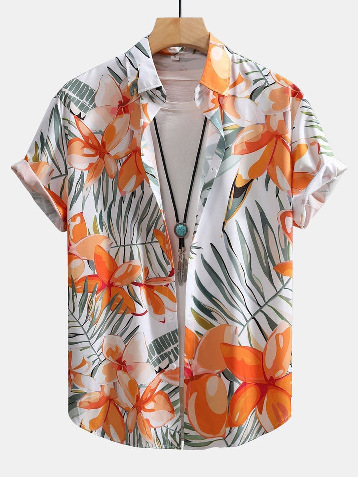 Hvid herre kortærmet skjorte med tropisk blomsterprint til sommer og ferie. Perfekt til strand eller casual brug.
