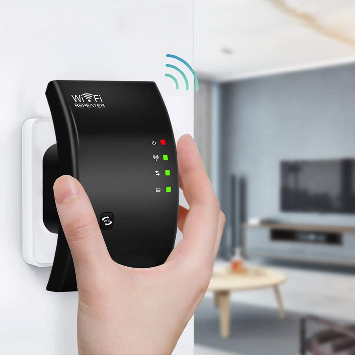 Hvid WiFi forstærker, kompakt design, forstærker trådløst signal, eliminerer døde zoner, forbedrer internetforbindelse i hjem
