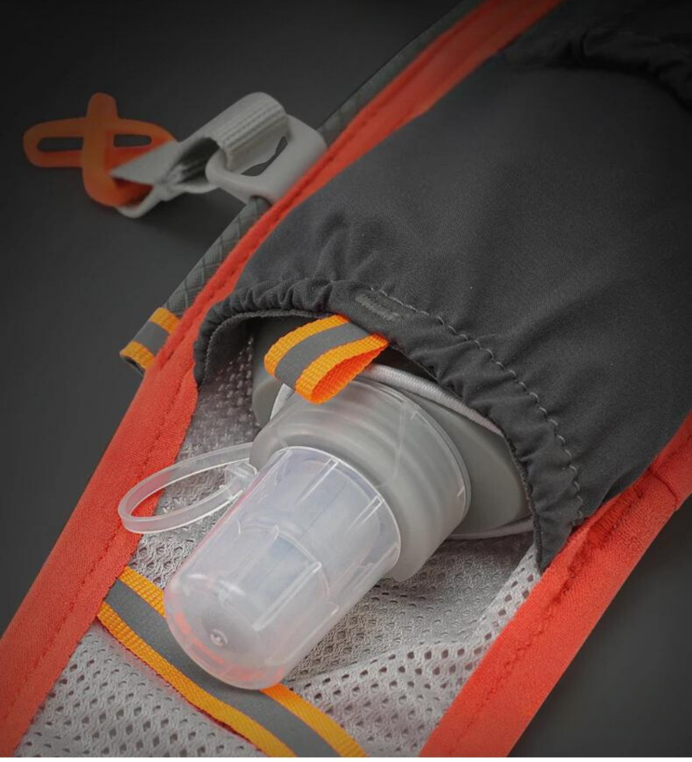 Hydreringsvest i gråt stof med justerbare snore og 2 bløde flasker. Perfekt til trailløb. Reflekterende detaljer øger synligh